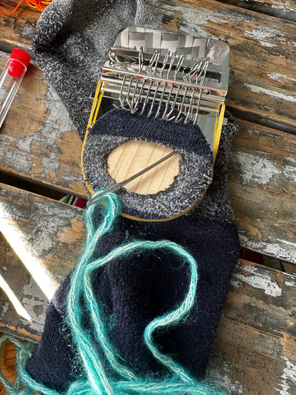 Réparation de chaussette marine avec le kit Mayha Créa — tissage fil turquoise