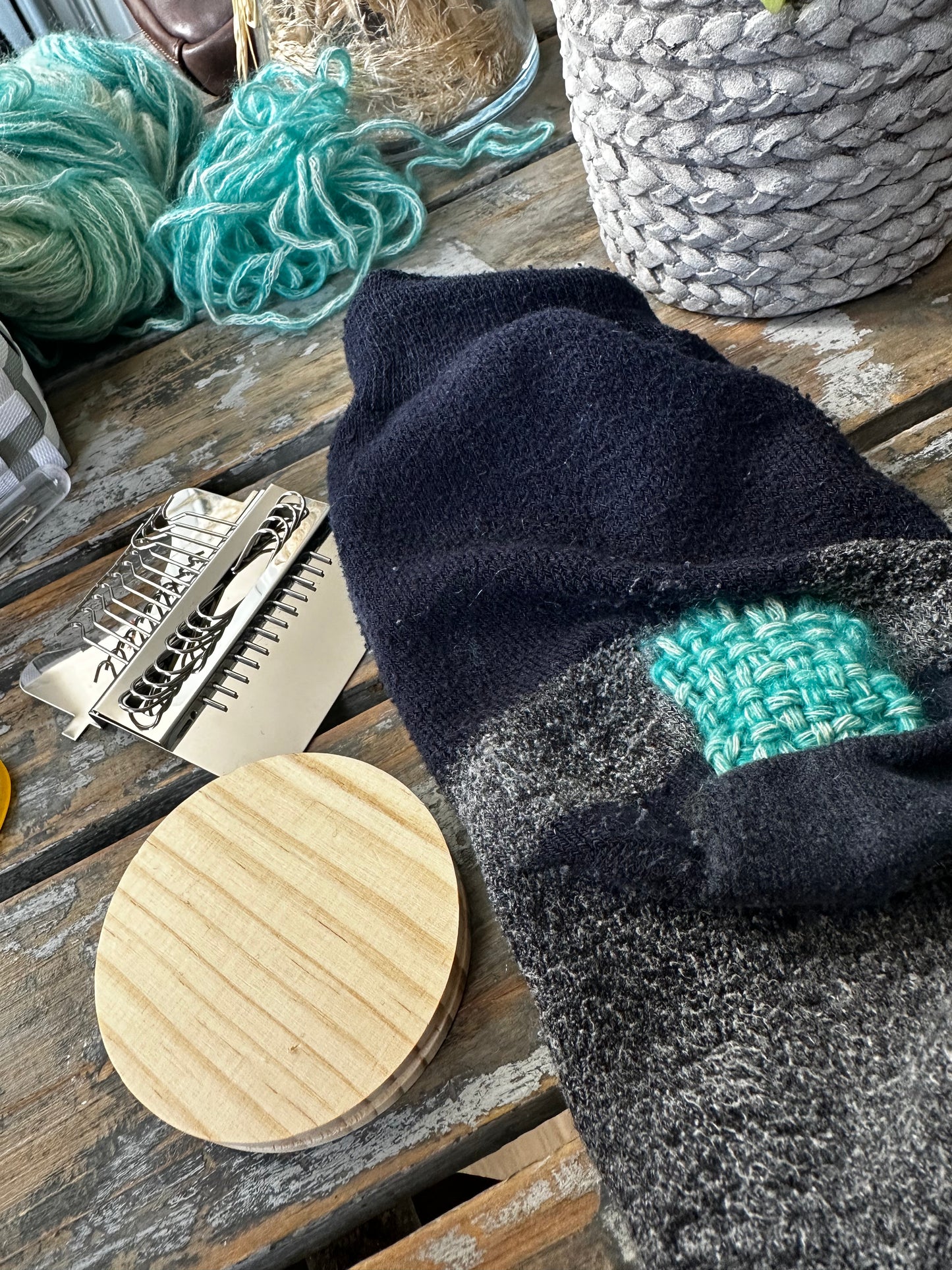 Résultat réparation chaussette marine — patch tissé turquoise réalisé avec le kit Mayha Créa