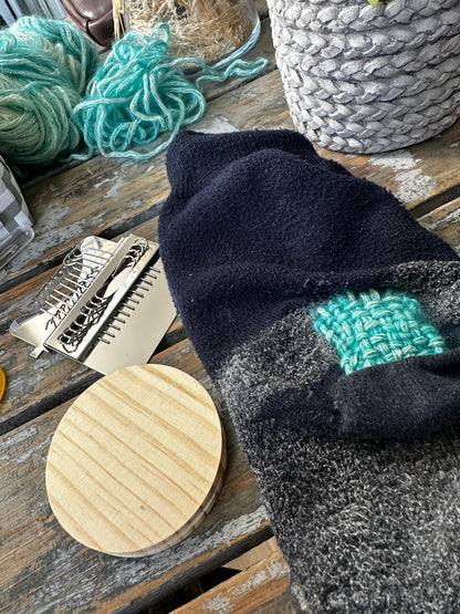 Résultat réparation chaussette marine — patch tissé turquoise réalisé avec le kit Mayha Créa