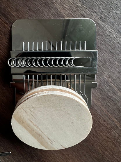 Métier à tisser avec peigne métallique et base en bois, vue de face