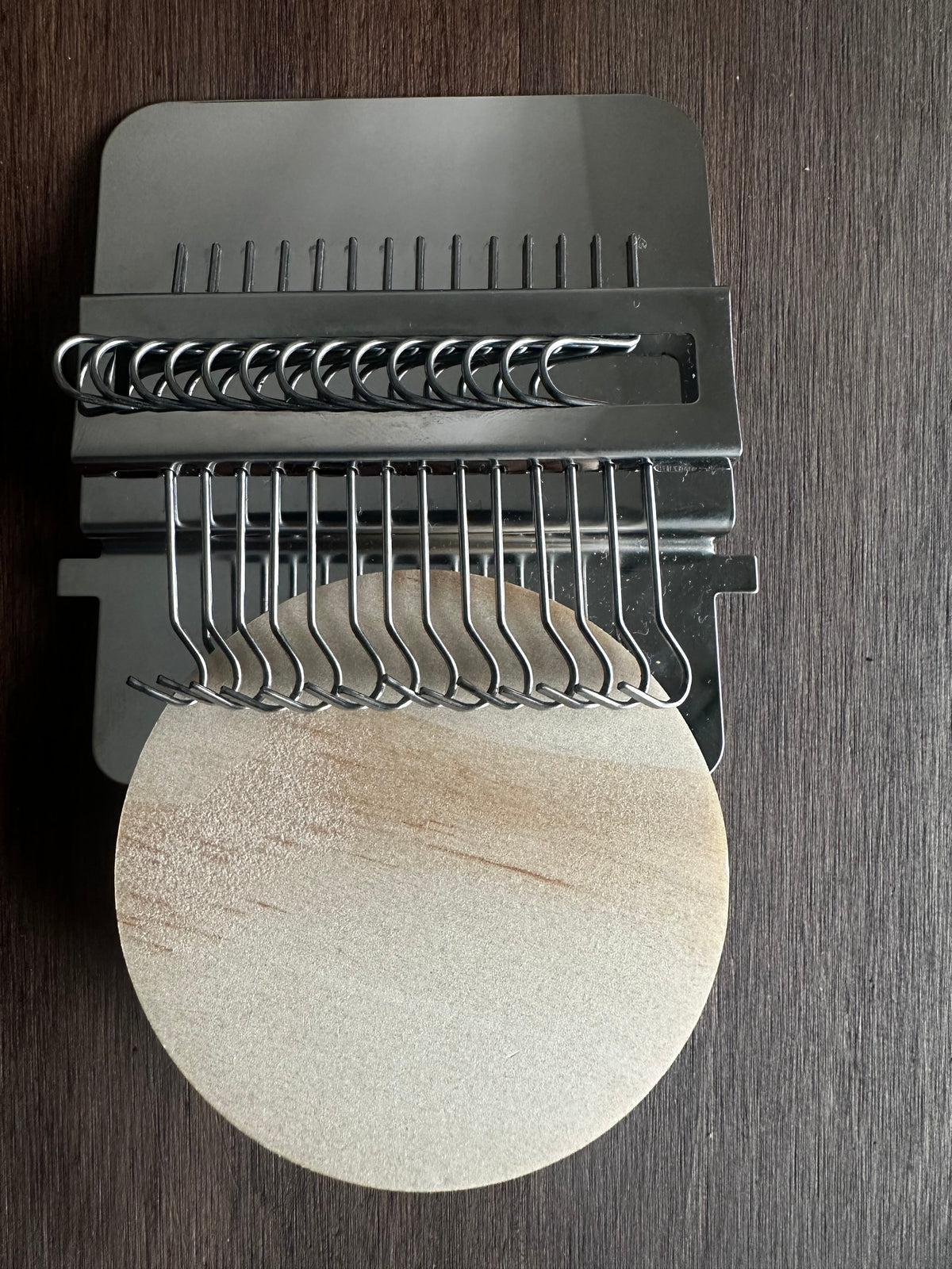 Métier à tisser avec crochets métalliques et base en bois, vue de face