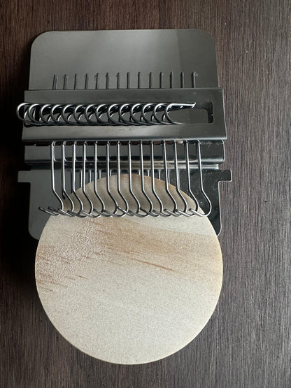 Métier à tisser avec crochets métalliques et base en bois, vue de face