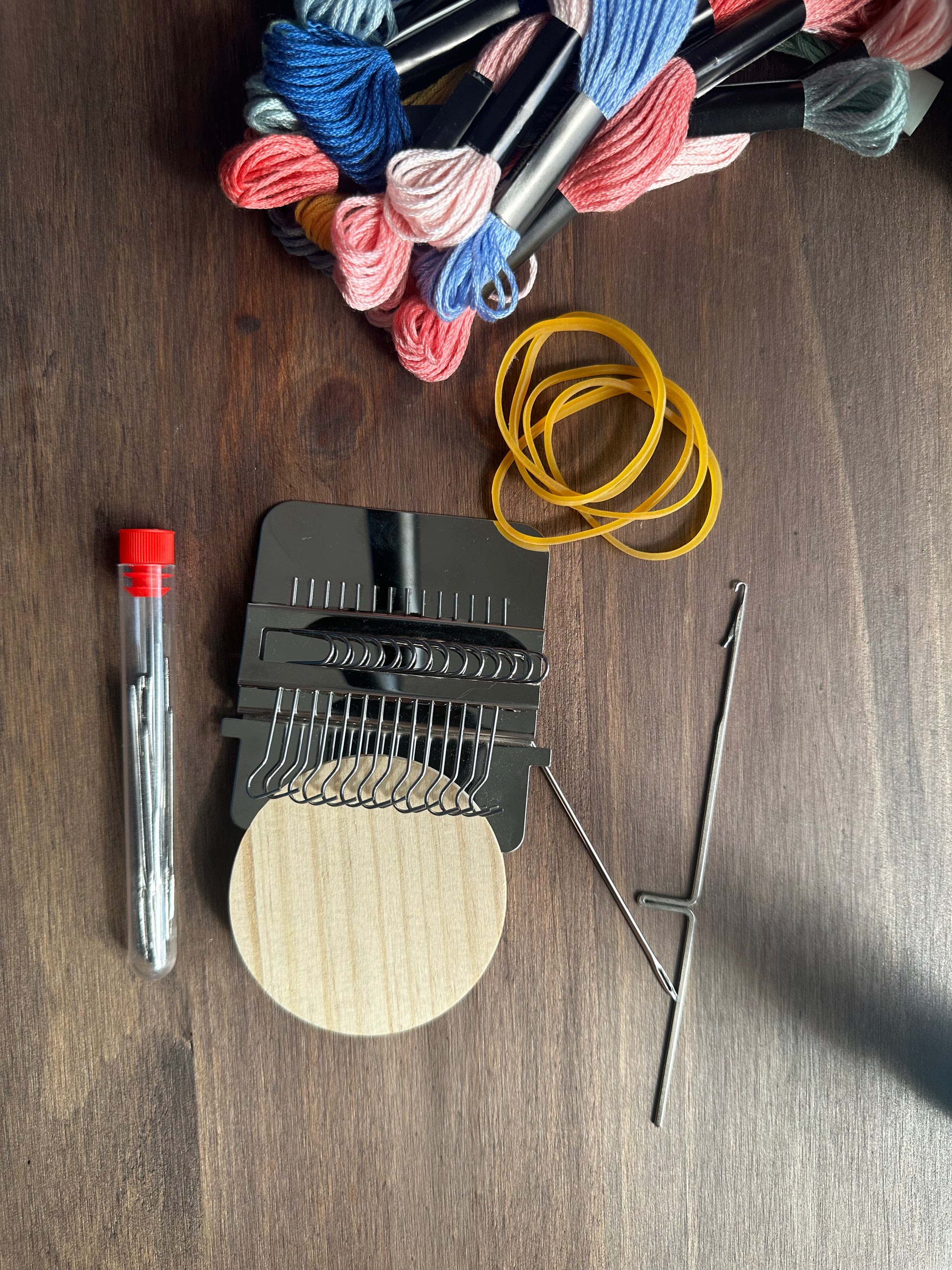 Contenu du kit mini métier à tisser Mayha Créa — métier, disque bois, fils colorés et accessoires