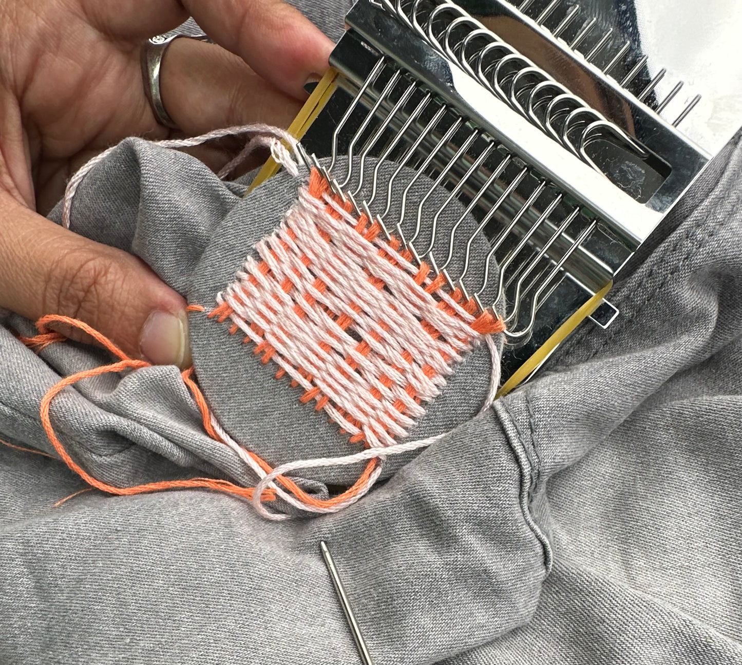 Mini métier à tisser Mayha Créa en utilisation — réparation jean gris avec fils orange
